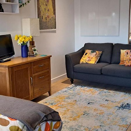 Modern Studio Apartment With Outstanding Views, Sleeps 2 Нюлин Екстериор снимка